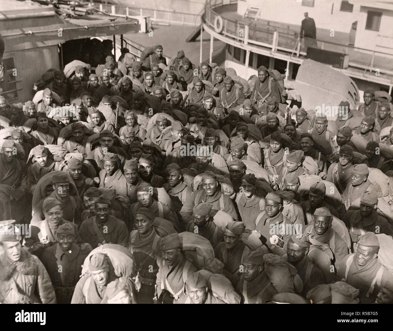 Photos de la PREMIÈRE GUERRE MONDIALE - de couleur / African American troupes - troupes de couleur - 351e d'artillerie sur le terrain les troupes de couleur sur le pont de l 'Louisville.' de 'A' 351e Escadron d'artillerie, les troupes de couleur qui sont retournés sur le transport de Louisville. Ces hommes sont pour la plupart de la Pennsylvania ca. 1917-1918 Banque D'Images