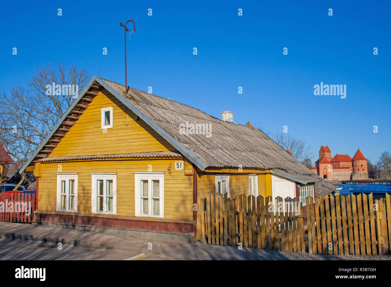 Vieille maison en bois jaune lituanien avec trois fenêtres à Trakai, Vilnius, Lituanie Banque D'Images