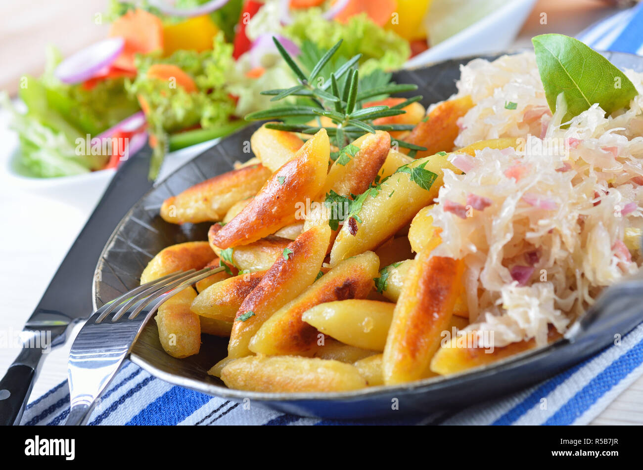 Plat : Souabe bavaroise et nouilles frites avec de la choucroute Banque D'Images