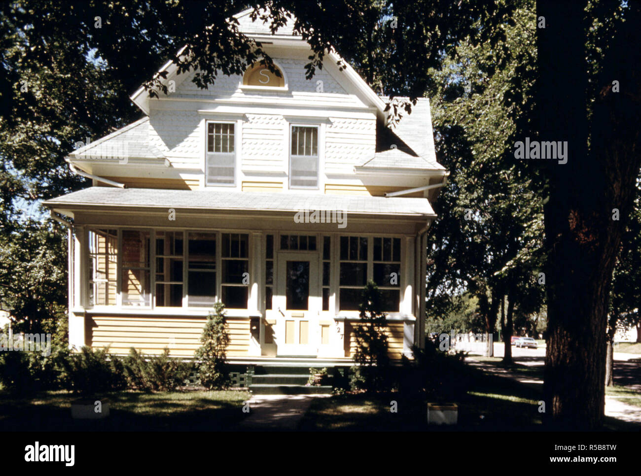 Maison dans quartier résidentiel de New Ulm, Minnesota ca. 1975 Banque D'Images