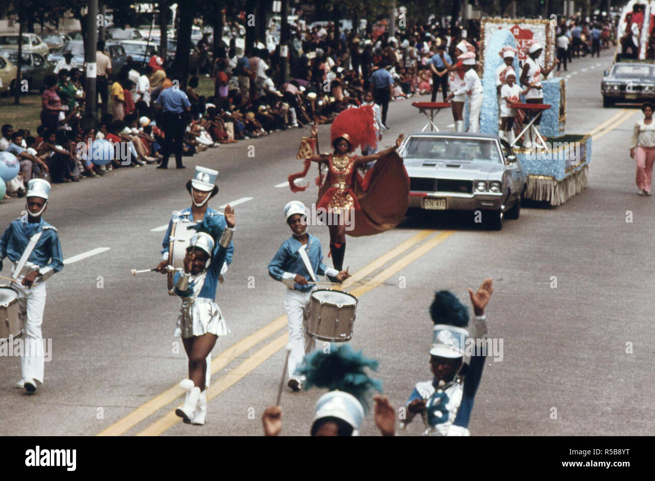 1973 - Une partie du Bud Billiken Day Parade le long de Dr Martin L King Jr. dur sur le côté sud de Chicago, 08/1973 Banque D'Images