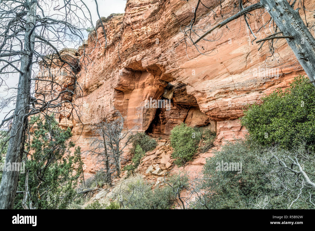 De grandes arches naturelles la ligne de falaises de grès vu sur le sentier de randonnée Col soldat près de Sedona, Arizona. Banque D'Images