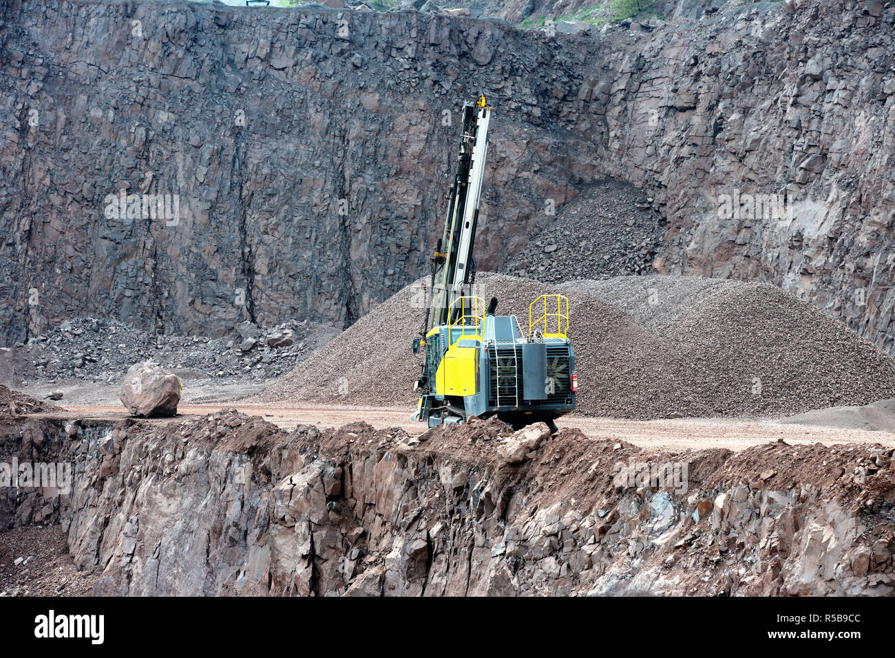 L'équipement de forage dans une mine à ciel ouvert. industrie minière. Banque D'Images