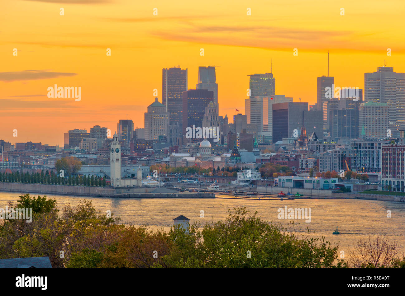 Canada, Québec, Montréal, Centre-ville à partir du pont Jacques Cartier, au fleuve Saint-Laurent ou Fleuve Saint-Laurent, l'Île Sainte-Hélène ou Ile Sainte-Hélène en premier plan Banque D'Images