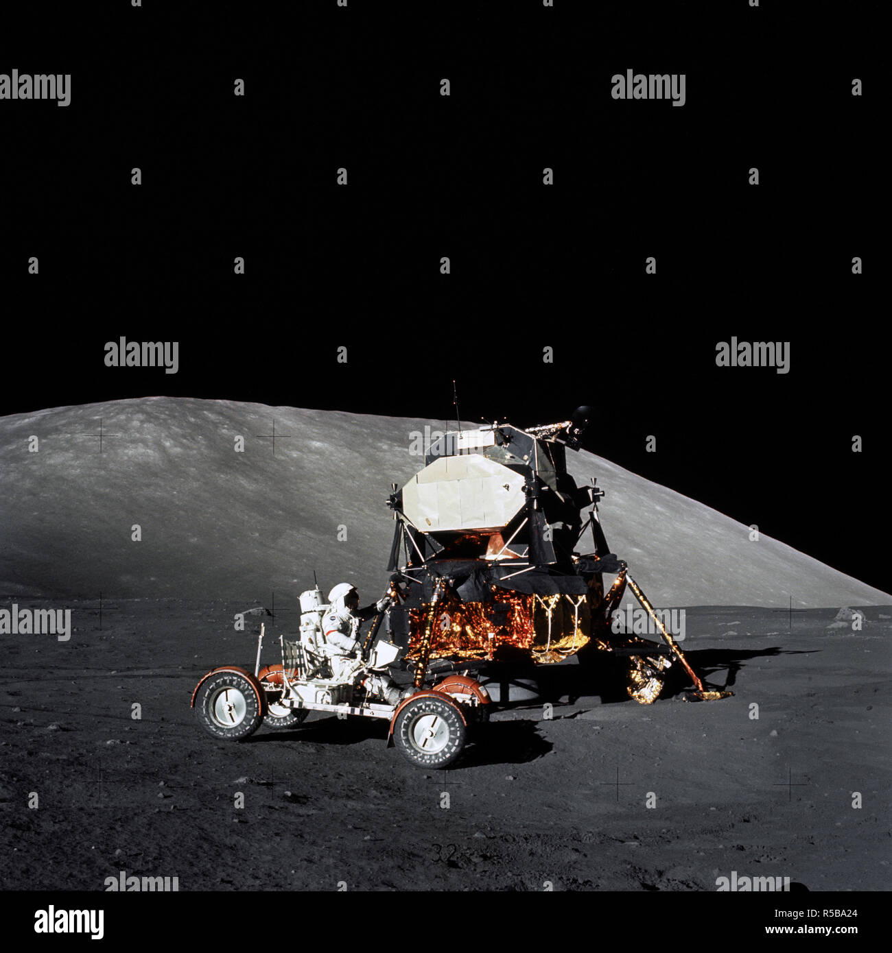 (11 décembre 1972) --- L'astronaute Eugene A. Cernan, commandant de la mission Apollo 17, fait une courte commander du Rover lunaire au cours de la première partie de la première Apollo 17 activité extravéhiculaire (EVA) à l'atterrissage de Taurus-Littrow. Banque D'Images