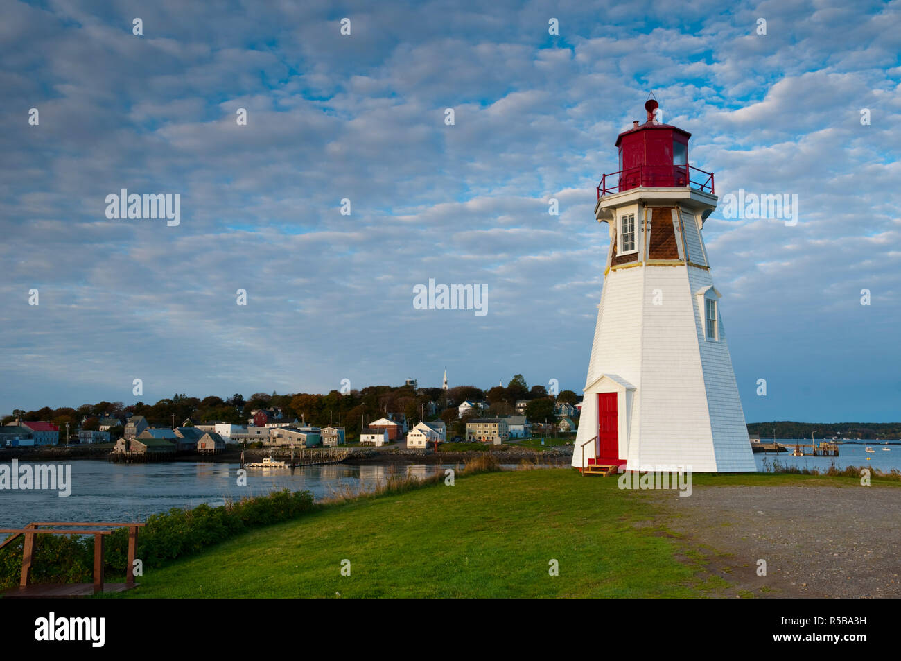 Canada, Nouveau-Brunswick, Île Campobello, Mulholland Point Lighthouse, Lubec USA en arrière-plan Banque D'Images