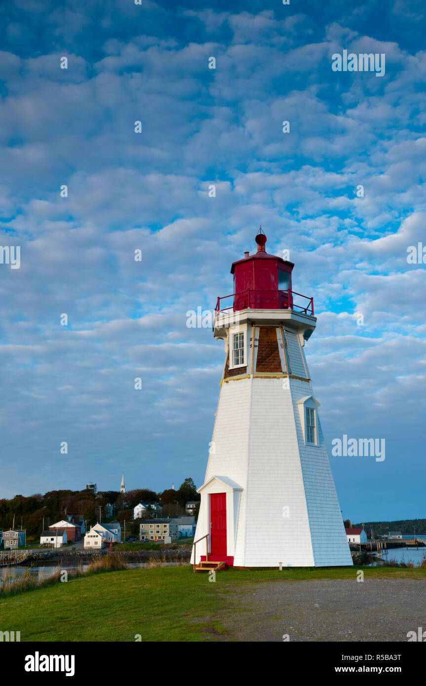 Canada, Nouveau-Brunswick, Île Campobello, Mulholland Point Lighthouse, Lubec USA en arrière-plan Banque D'Images