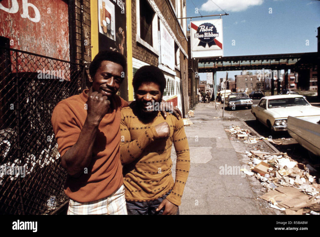 1974 - les hommes afro-américains en face d'un bar dans le Ghetto de Chicago sur le côté sud. Banque D'Images