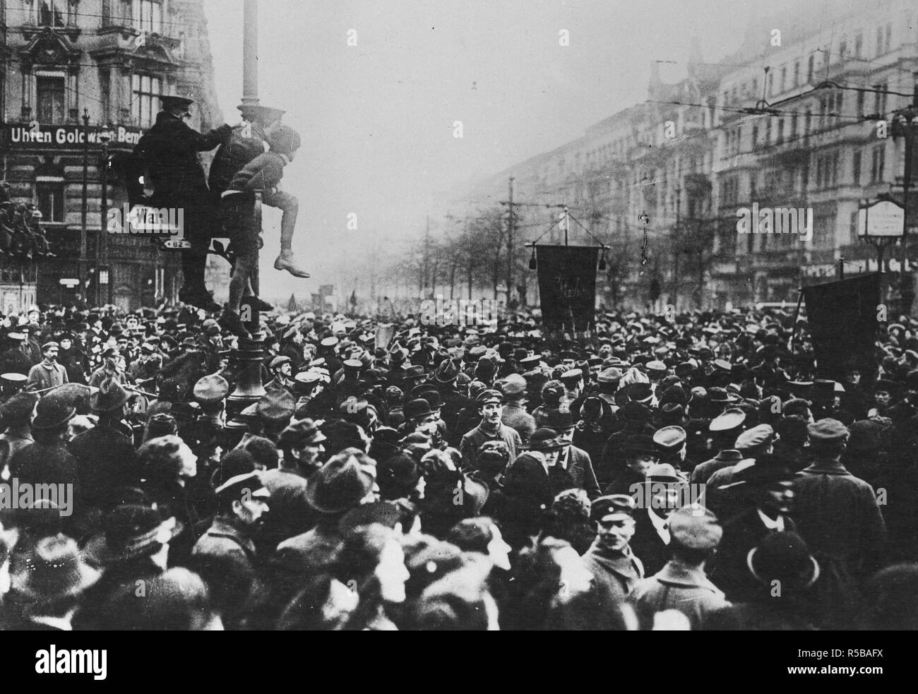 Les foules en Allemagne regarder 4-mile du cortège funéraire de Karl Leibknecht. Une foule dense foule les rues de Berlin, payer un dernier hommage d'hommage à Karl Leibknecht, et 32 autres Spartakistes tués lors de combats ca. 1919 Banque D'Images