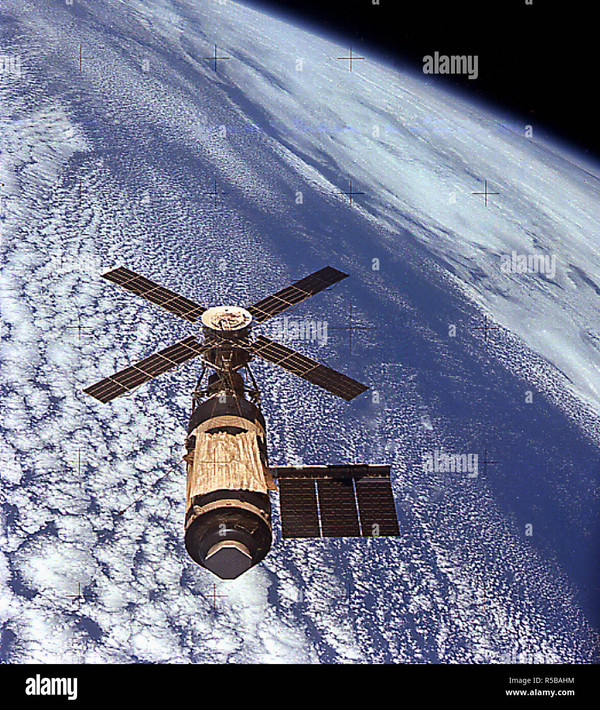 Cette vue de Skylab en orbite a été prise par le Skylab 4 (la dernière mission Skylab) de l'équipage. (Superficie cultivée à partir de la droite) Banque D'Images