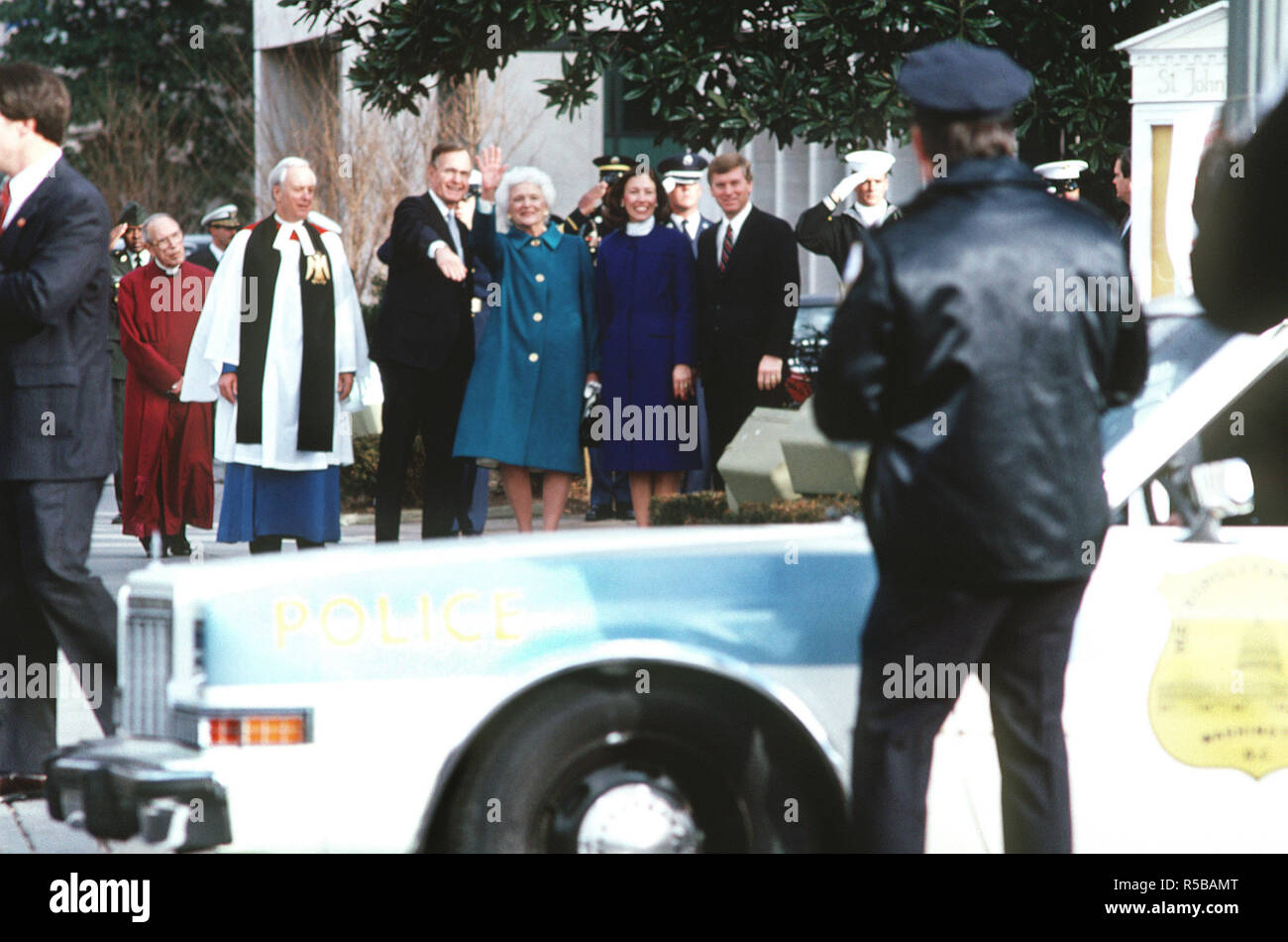 Les membres du clergé se placer à côté de président élu George H. W. Bush, Barbara Bush, Marilyn Quayle et vice-président élu J. Danforth Quayle après une messe à St. John's Episcopal Church. Banque D'Images