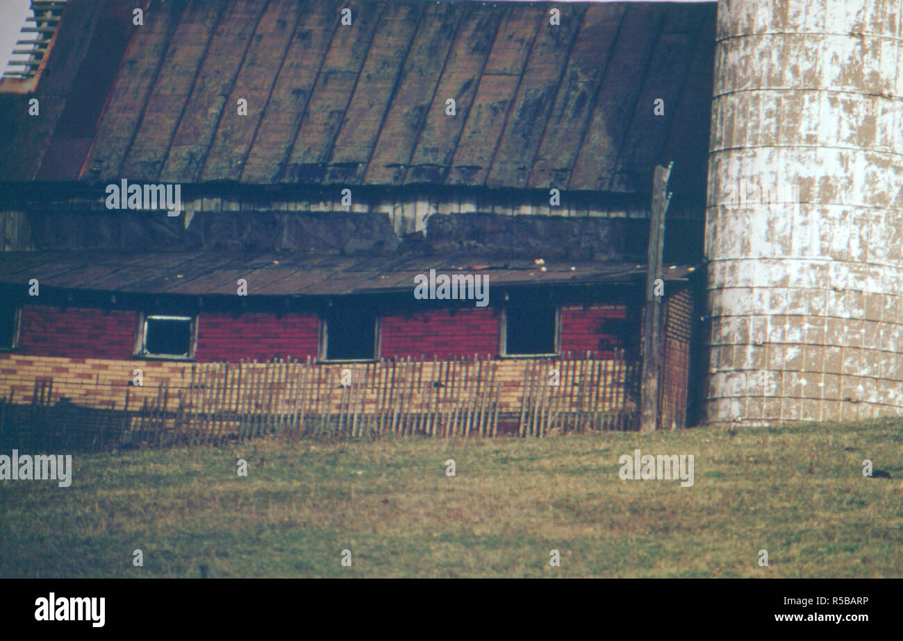 Une grange abandonnée à partir de la Route 22, près de Piémont Lac, l'Ohio et Steubenville. 10/1973 Banque D'Images