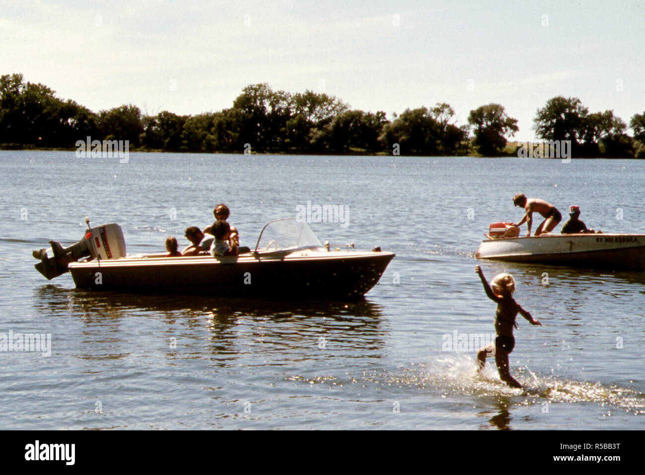 Les jeunes de New Ulm, Minnesota. Passer un dimanche la natation et la navigation de plaisance au lac Clear trois milles à l'ouest de la ville, ca. 1975 Banque D'Images
