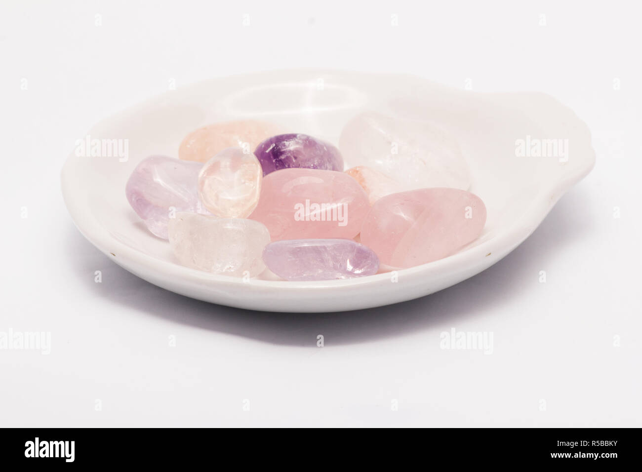 Pierres semi-précieuses sur fond blanc Banque D'Images