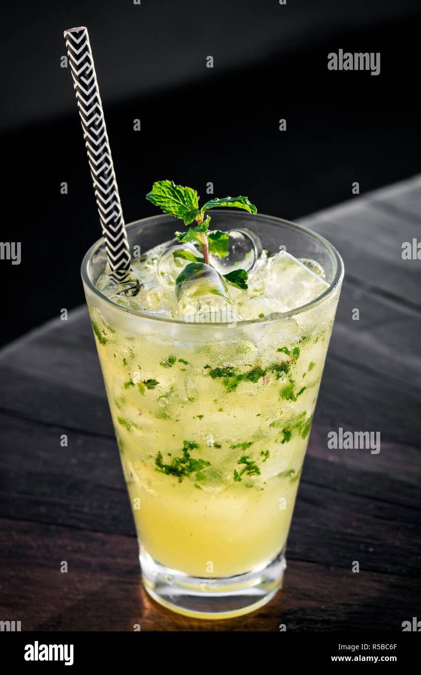 Cocktail mojito orange verre sur outdoor bar Riverside tabe Banque D'Images
