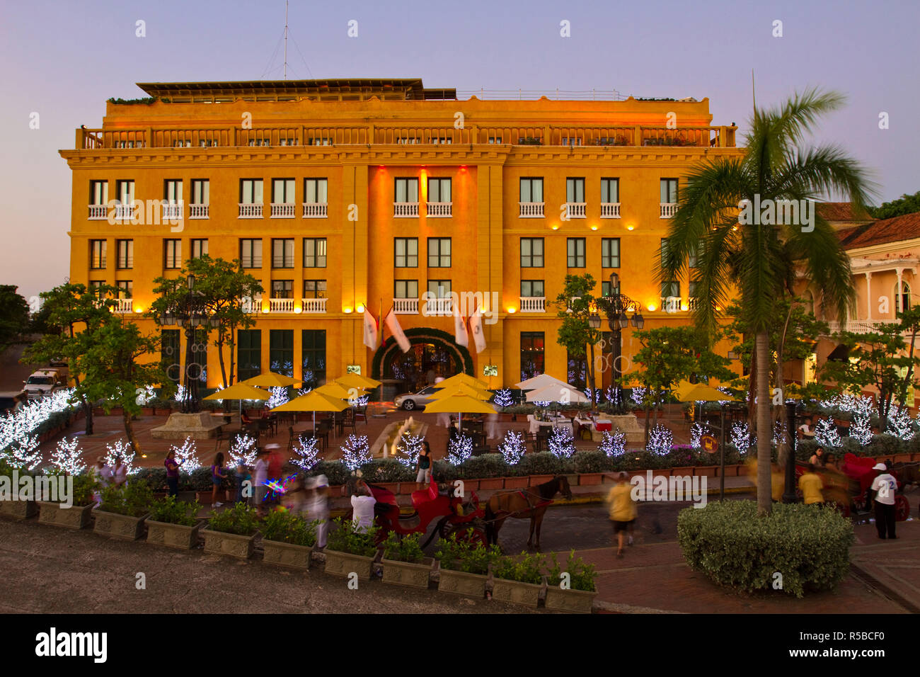 La Colombie, Bolivar, Cartagena de Indias, la Plaza de Santa Teresa, charrettes à cheval en face de l'hôtel Charleston Bogota au crépuscule Banque D'Images