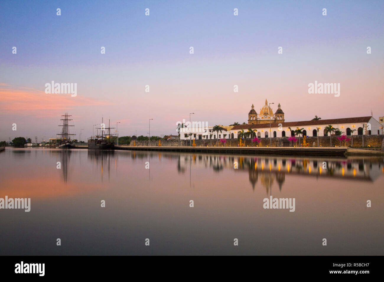 La Colombie, Bolivar, Cartagena de Indias, cas de la Aduana et San Pedro Claver Église qui reflète dans la Bahia de las Animas Canada à l'aube Banque D'Images