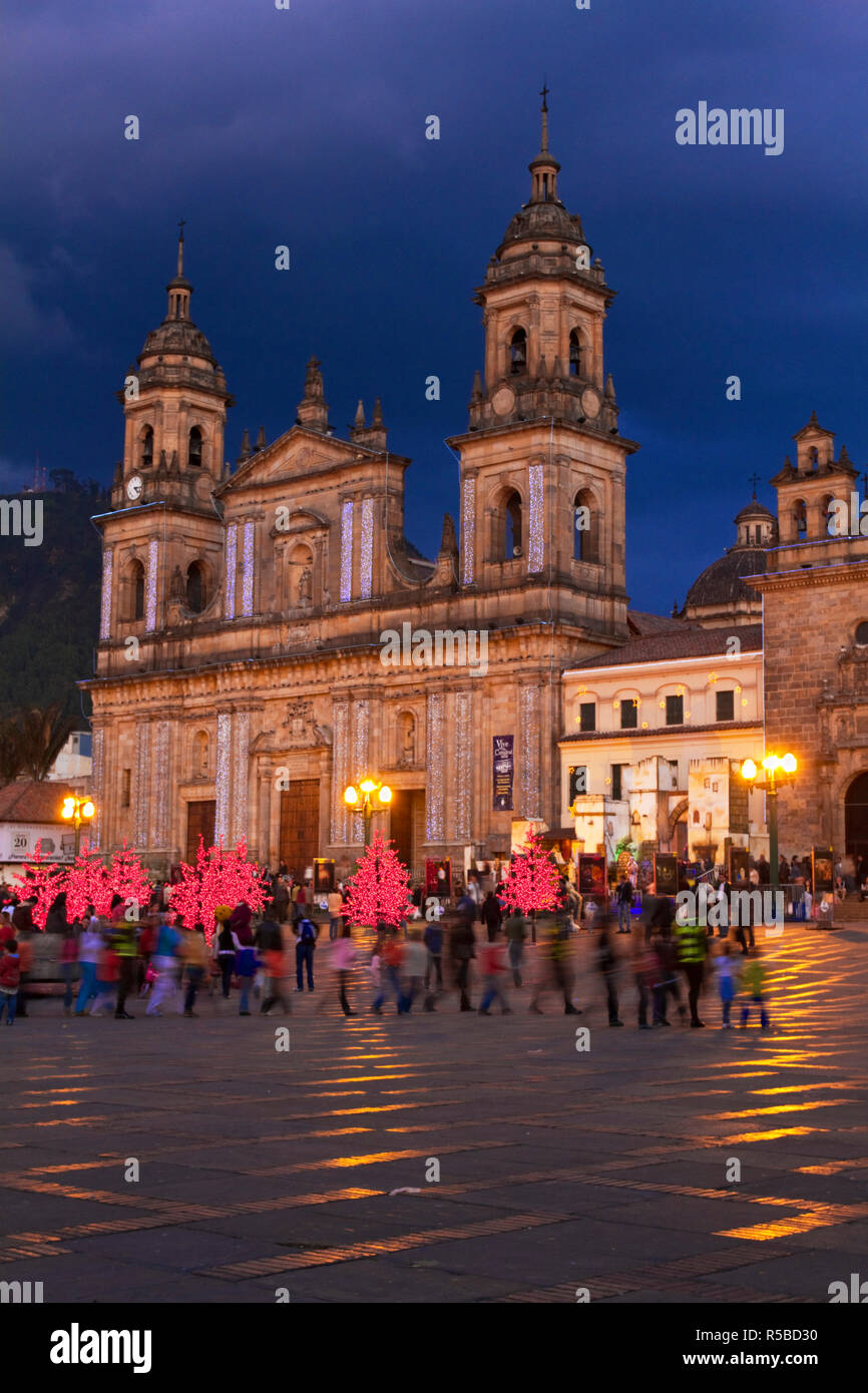 La COLOMBIE, Bogota, Plaza de Bolivar, Cathédrale Primada, néoclassique à Noël Banque D'Images