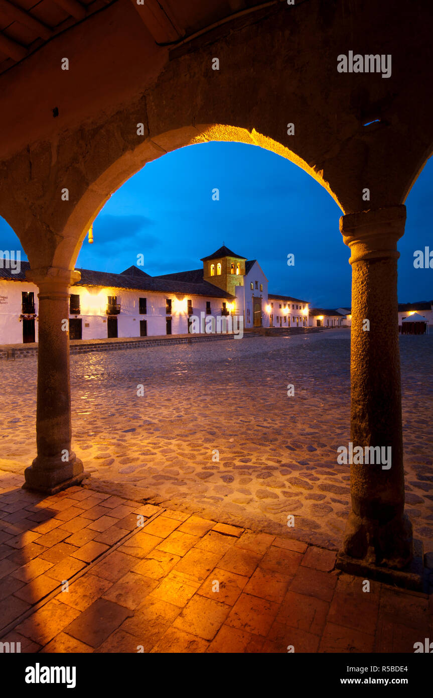 La Colombie, la Villa de Leyva Boyaca, Province, Monument National, la Plaza Mayor, Plaza plus important dans le pays, l'Iglesia Parroquial Banque D'Images