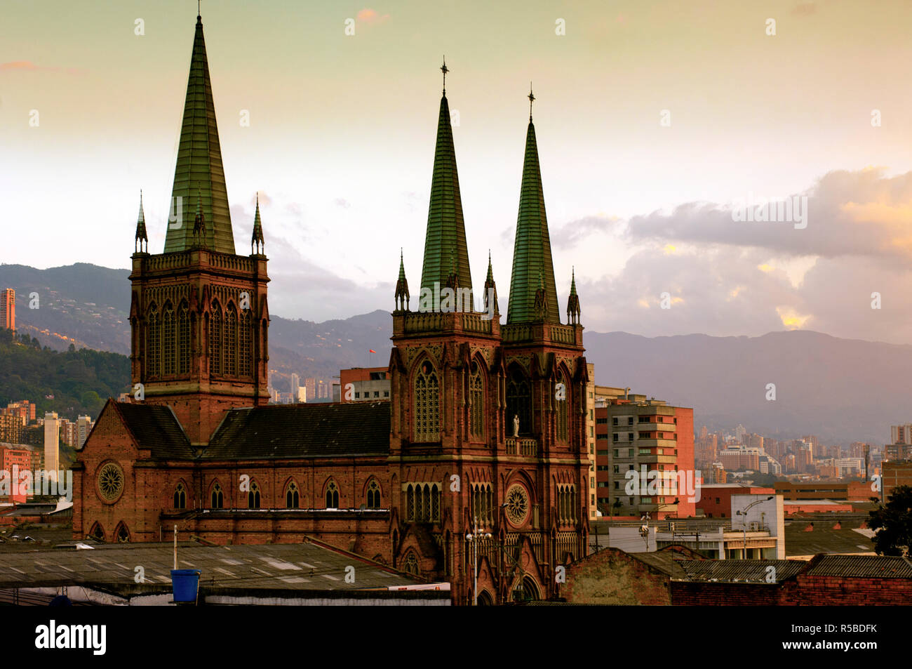 Medellin, Colombie, Iglesia Nuestra Señora del Perpetuo Socorro (église Notre Dame du Perpétuel chagrin), coucher de soleil, la conception gothique, Vallée Aburra, Andes, Antioquia Banque D'Images