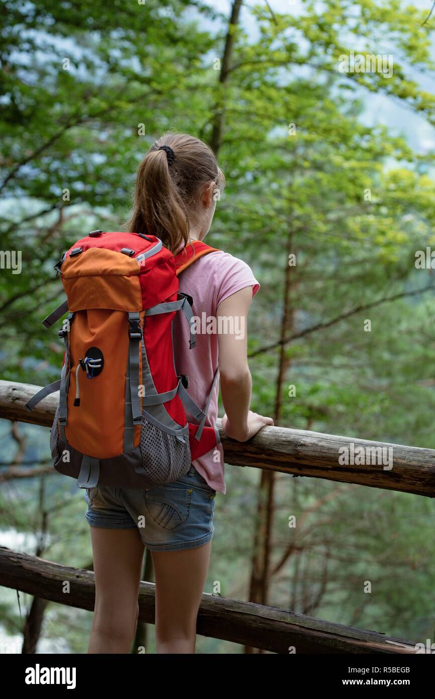 Fille avec sac à dos, debout sur un sentier forestier Photo Stock - Alamy