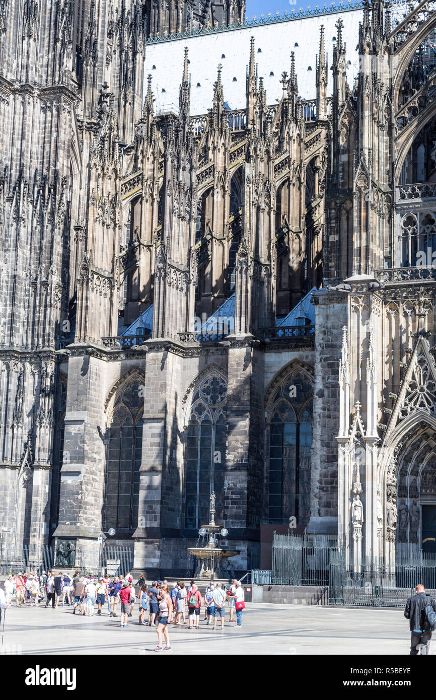 Cologne, Allemagne. Façade de la cathédrale avec des arcs-boutants, côté sud. Banque D'Images
