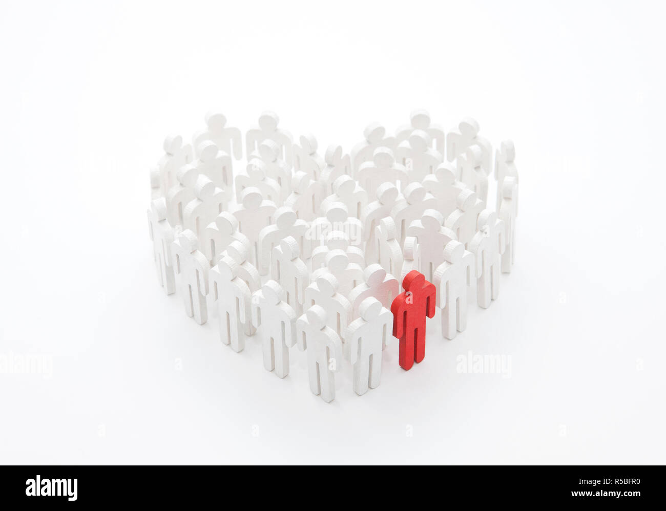 Groupe de personnes en forme de cœur avec une personne rouge Banque D'Images