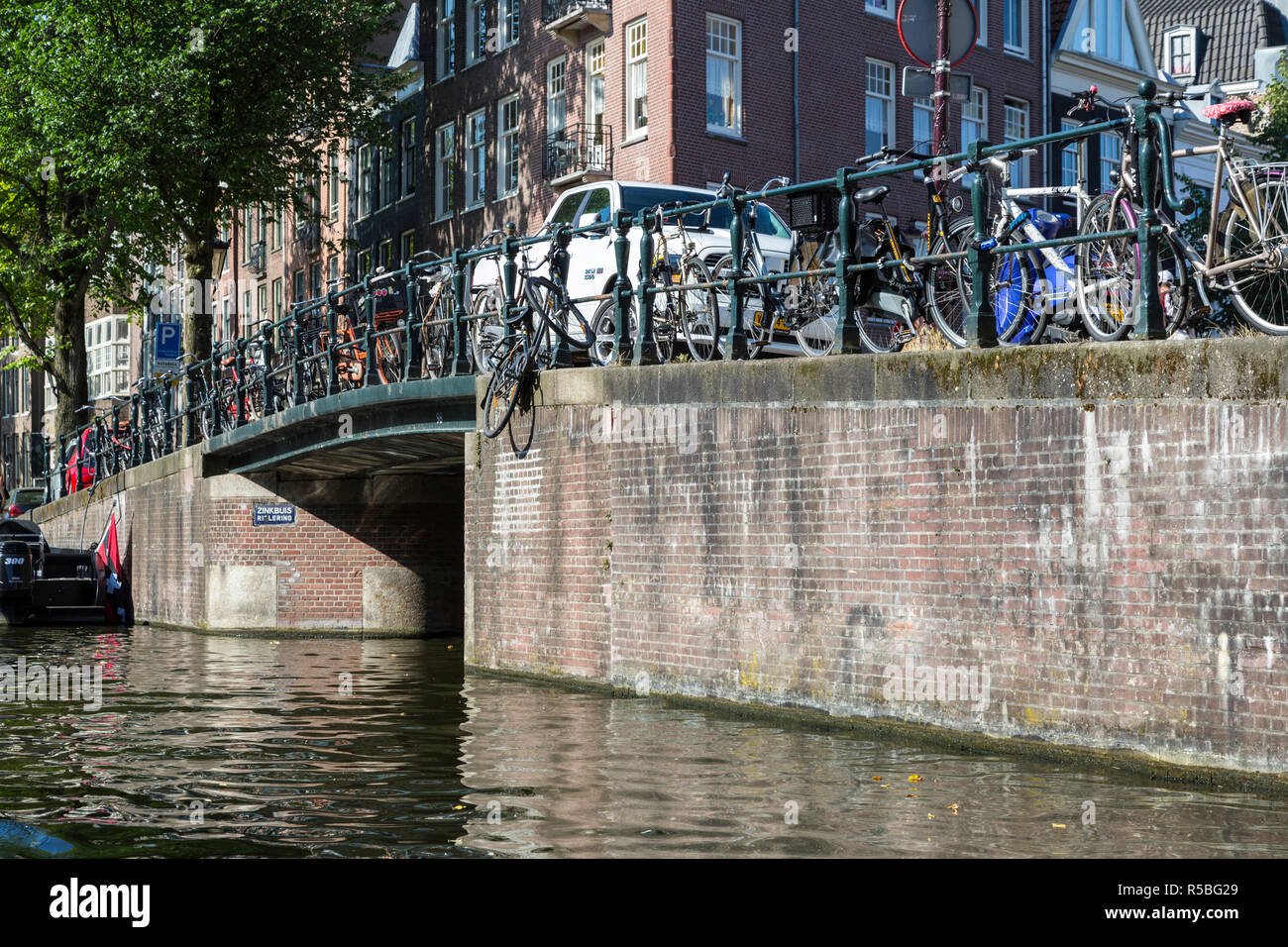 Amsterdam, Pays-Bas. Les Néerlandais utiliser leurs bicyclettes pour se rendre au travail. Banque D'Images