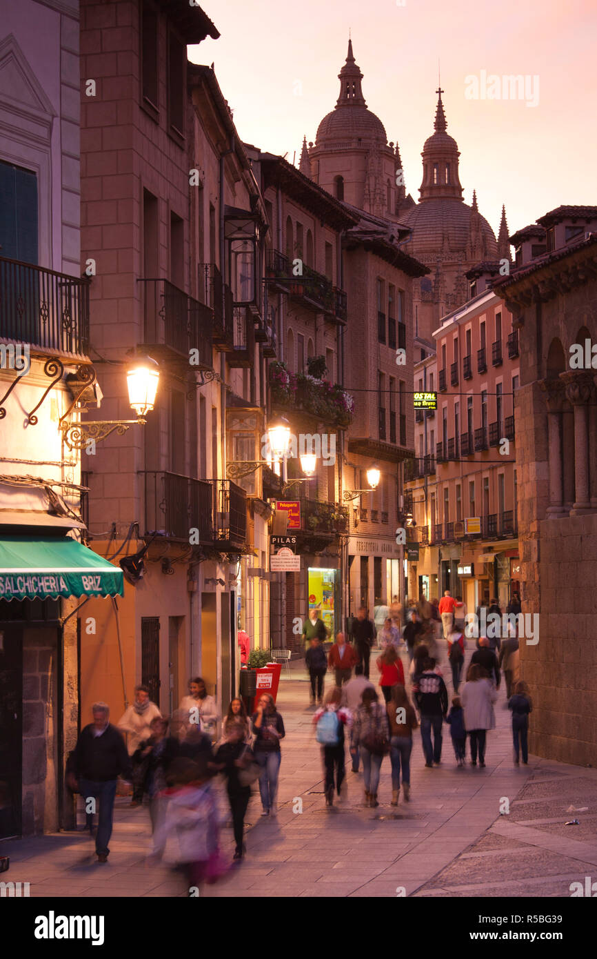 L'Espagne, Castilla y Leon Région, province de segovia, Ségovie, les piétons sur la rue Calle Juan Bravo Banque D'Images