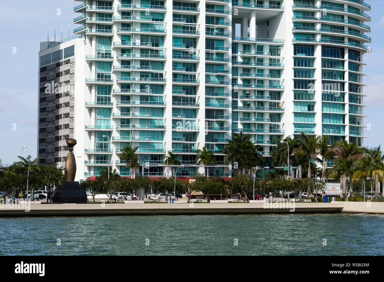 Les bâtiments modernes le long de Biscayne Boulevard, le centre-ville de Miami, Miami, Floride, USA. Banque D'Images