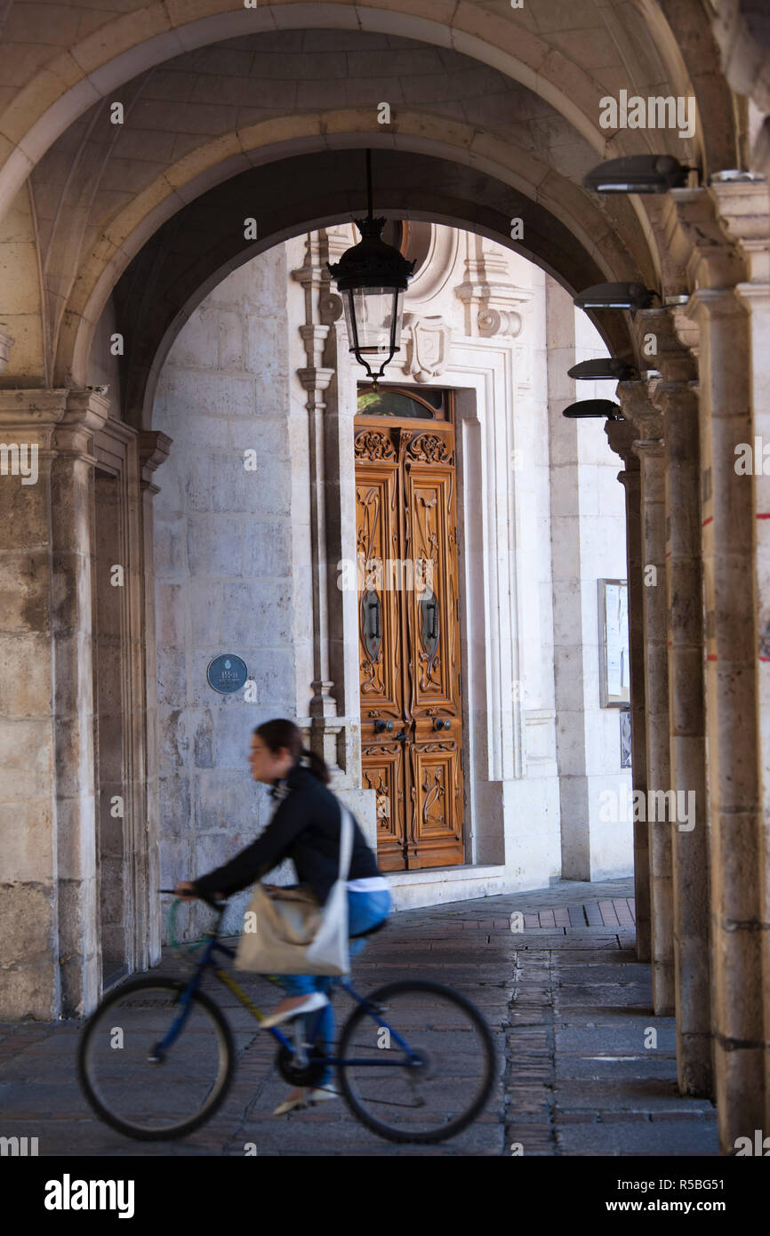 L'Espagne, Castilla y Leon Région, Province de Burgos, Burgos, la Plaza Mayor, des arches Banque D'Images