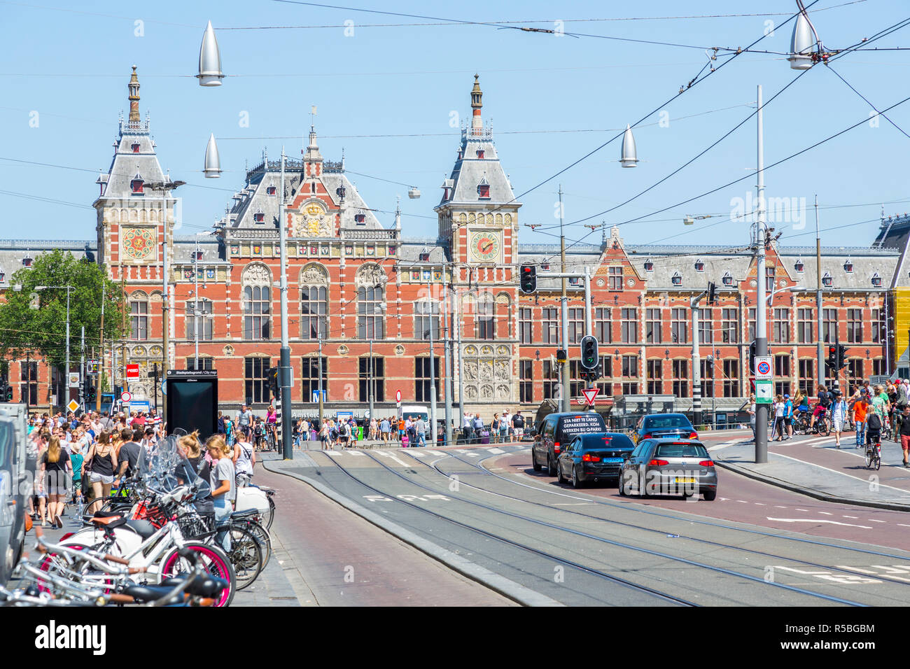 Amsterdam, Pays-Bas. Gare et rue Damrak Scène. Banque D'Images