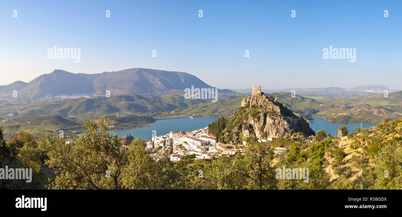 Le village blanc de Zahara de la Sierra dominé par le château Maure, Zahara de la Sierra, la Province de Cádiz, Andalousie, Espagne Banque D'Images