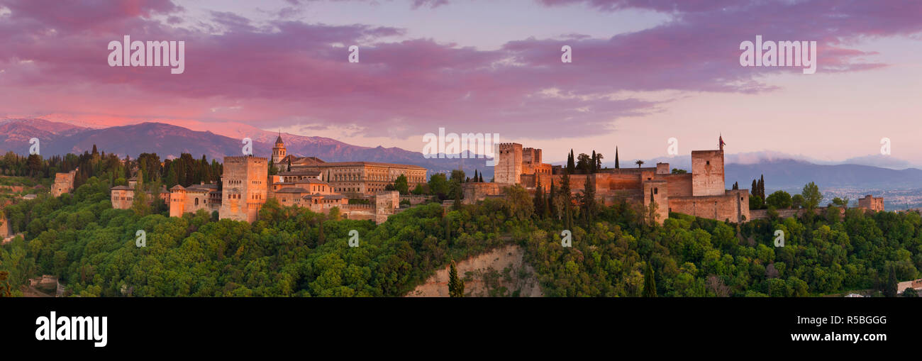 Le Palais de l'Alhambra au coucher du soleil, Grenade, Province de Grenade, Andalousie, Espagne Banque D'Images