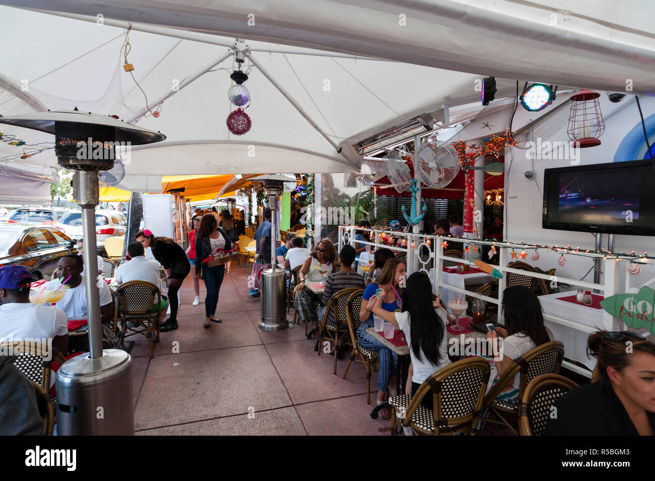 Café en plein air dans la région de Ocean Drive, à South Beach, Miami Beach, Floride, USA. Banque D'Images