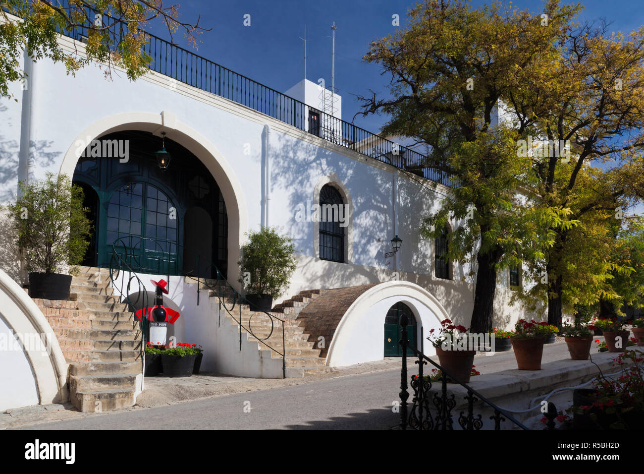 Espagne, Andalousie, Cadix Région Province, Région du Triangle Sherry, Jerez de la Frontera, Gonzalez Byass Bodegas, bâtiments avec Tio Pepe symbole sherry Banque D'Images