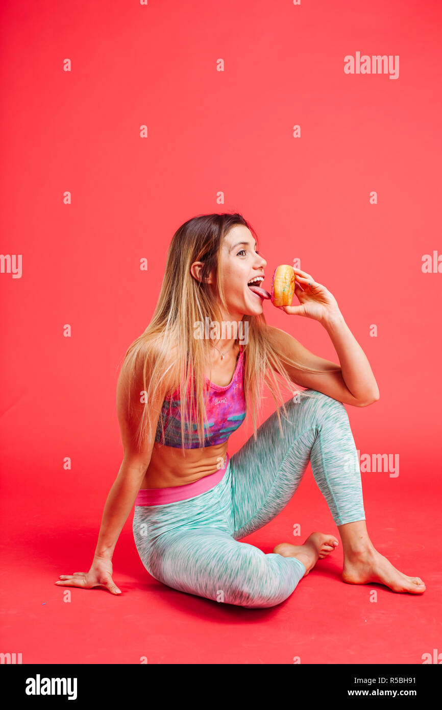 Young woman eating donut Banque D'Images