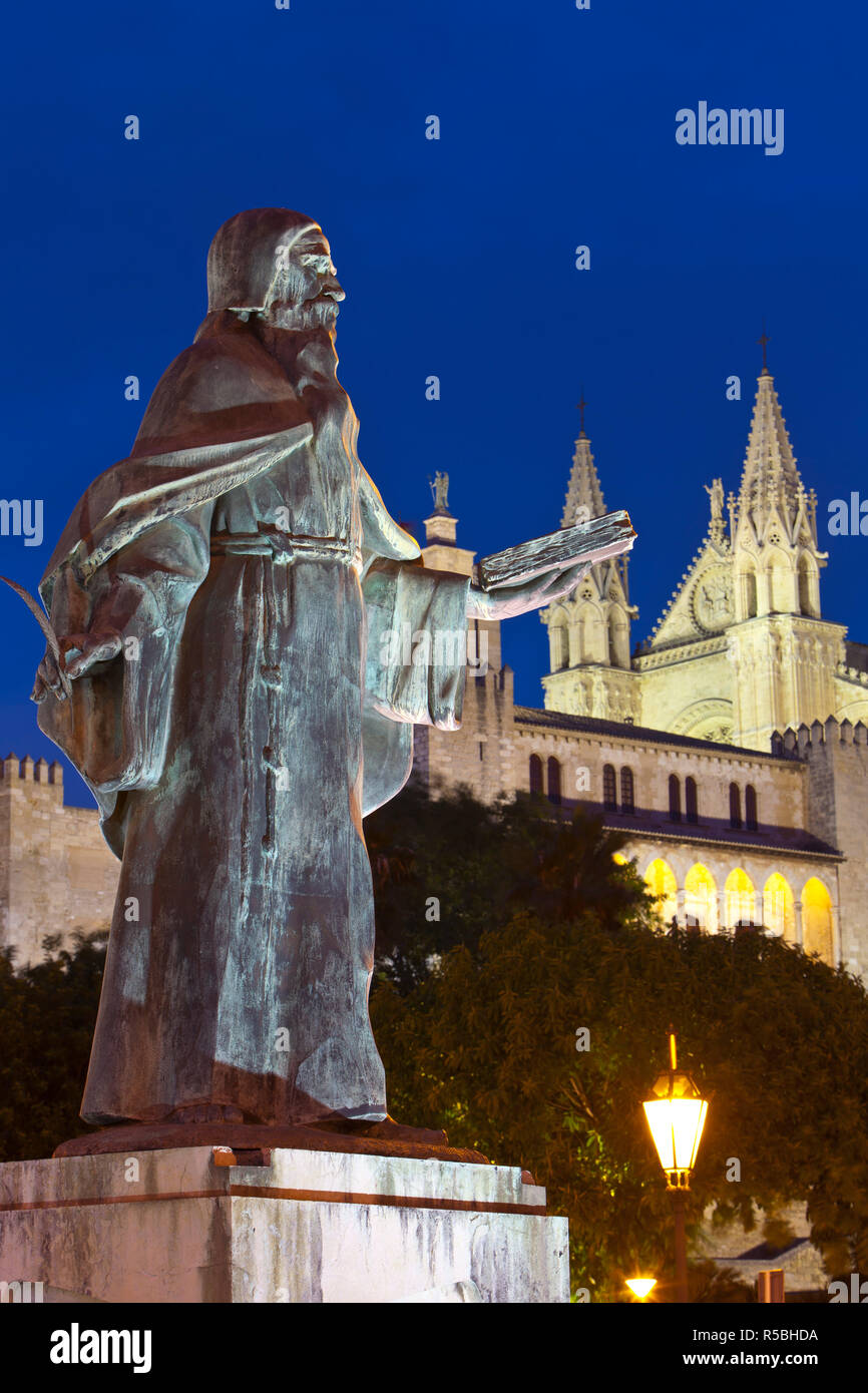 Statue de Raymond Lulle et cathédrale La Seu, Palma de Mallorca, Majorque, Îles Baléares, Espagne Banque D'Images