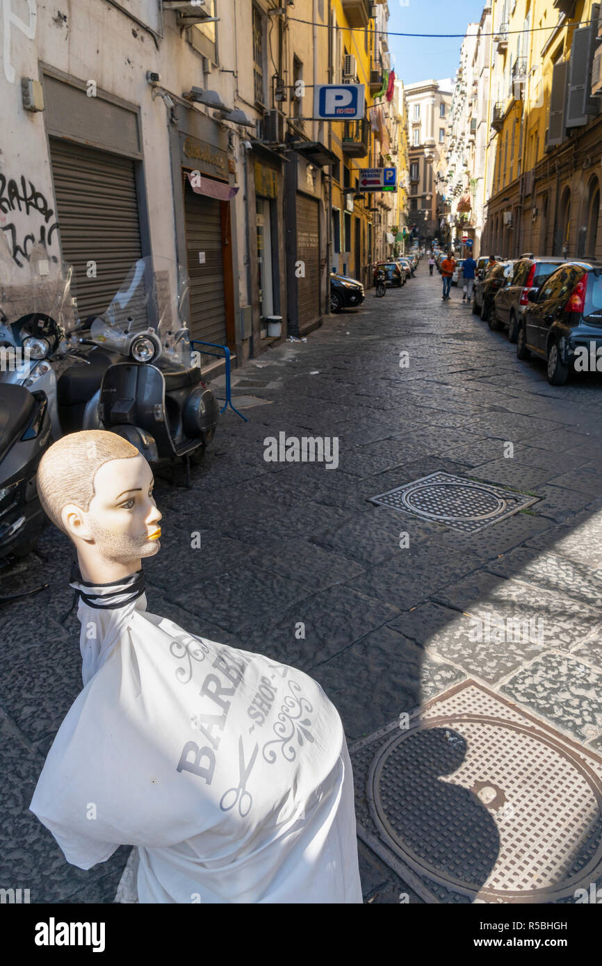 Une enseigne de barbier dans une rue latérale, à Naples, Italie. Banque D'Images