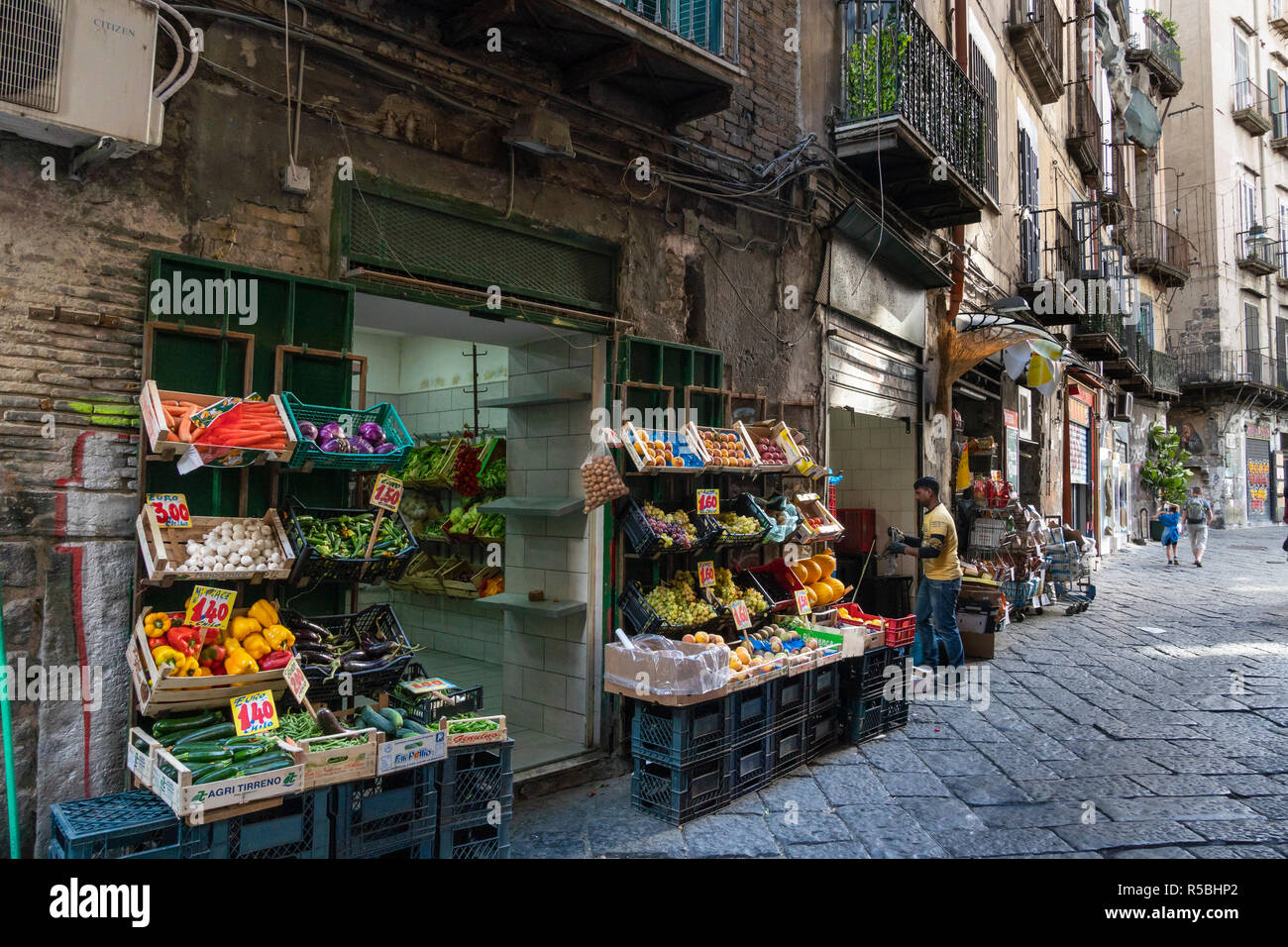 Petite rue typique du centre historique, le centre historique de Naples, Italie. Banque D'Images