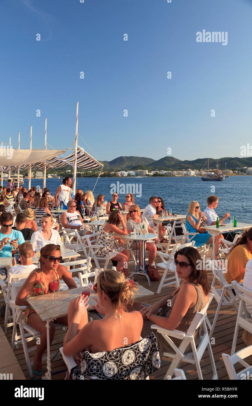 L'Espagne, Îles Baléares, Ibiza, Sant Antoni, les gens regardant le coucher du soleil sur le célèbre Café del Mar Banque D'Images