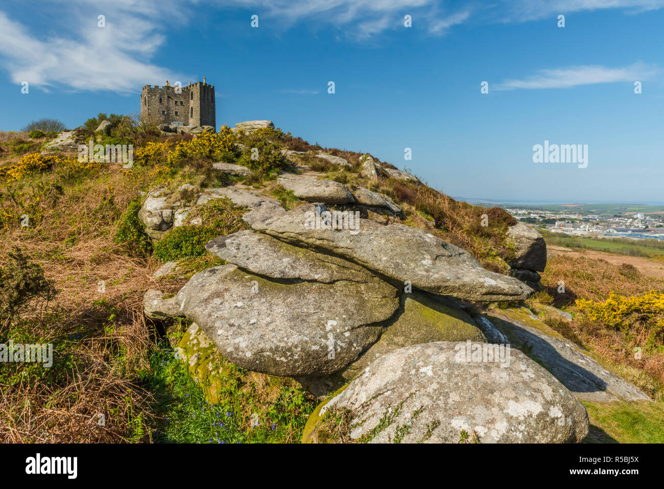 Carn Brea château se dresse sur une colline dominant Redruth, Cornwall, Angleterre. Le château a été construit au 14ème siècle qu'une chapelle, et a été reconstruite au Banque D'Images