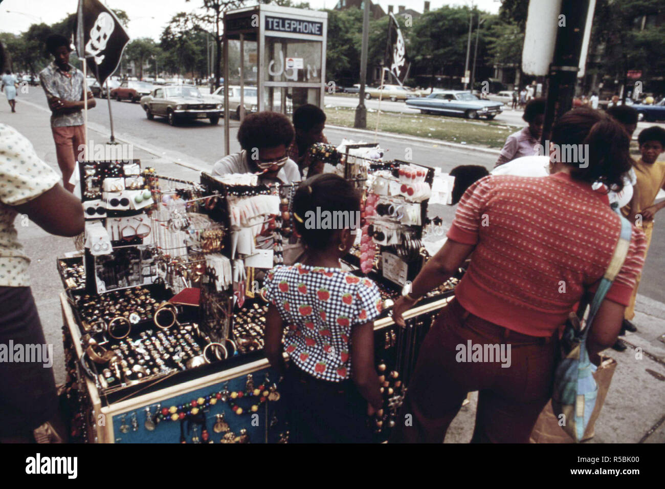 1973 - Black trottoir marchand au 47ème rue sur le côté sud de Chicago. Banque D'Images
