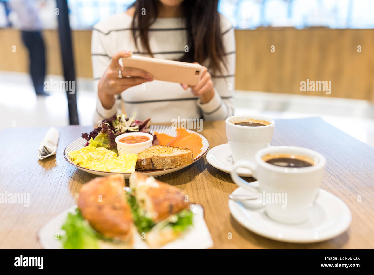 Woman taking photo sur son repas Banque D'Images
