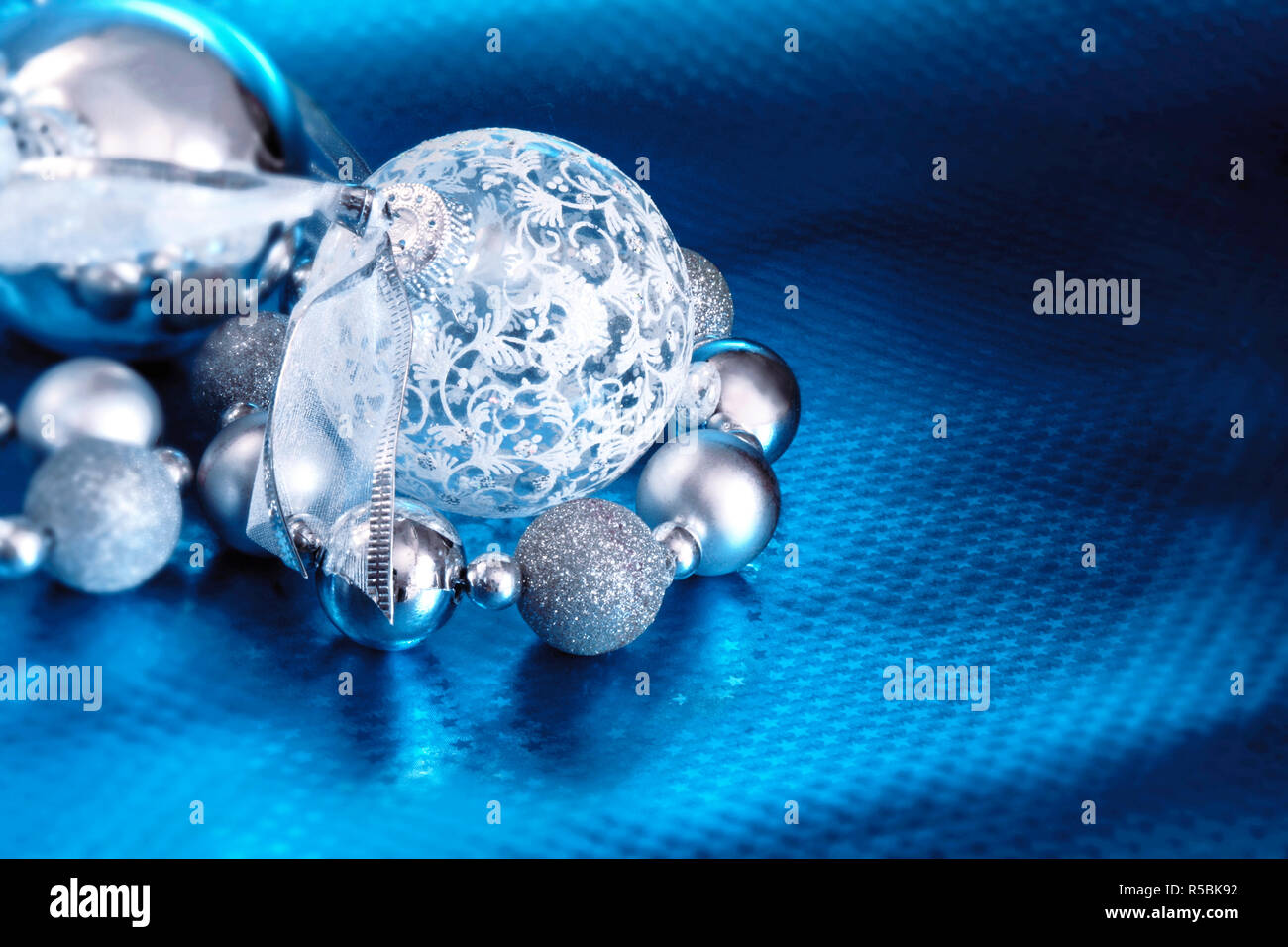 Décorations de vacances Silver Blue Star sur du papier d'emballage Banque D'Images