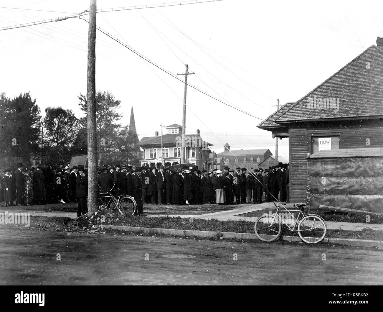 Les résidents de Sioux City, Michigan. En ligne pour recevoir leurs cartes de houille qui ont été délivrés par l'Administration de carburant Chippewa Comté. Chaque carte tire deux tonnes ca. 1917-1918 Banque D'Images