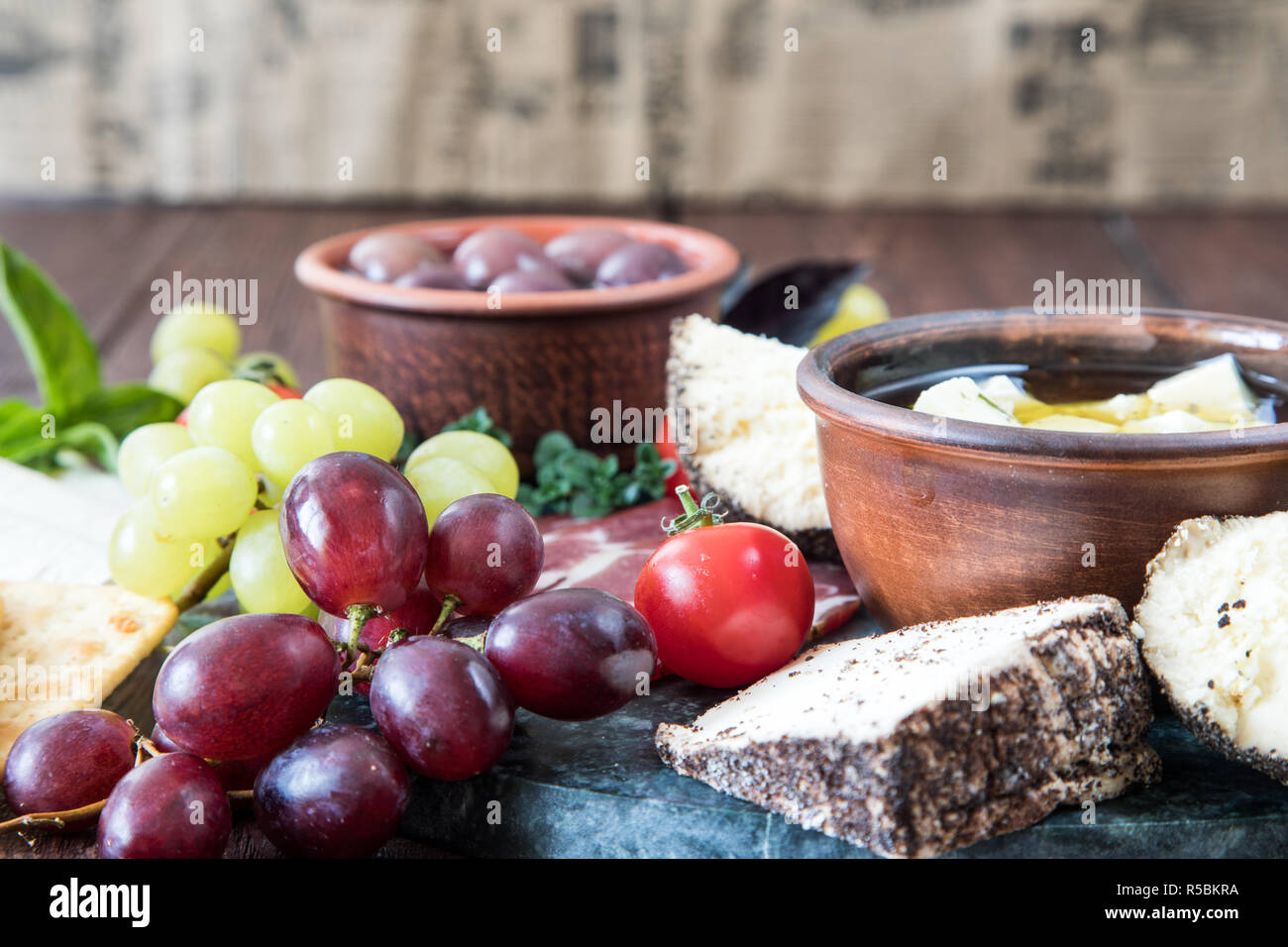 La viande et fromage apéritif sélection. La variété de fromage, salami, jambon, pain, baguette, raisins, olives Banque D'Images