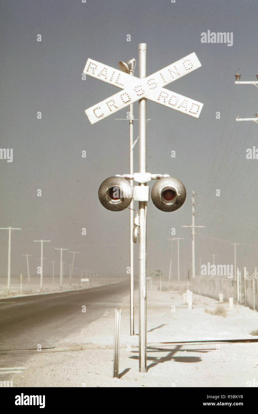 La poussière blanche sur railroad crossing a flotté au-dessus de l'usine de gypse à Plaster City, mai 1972 Banque D'Images