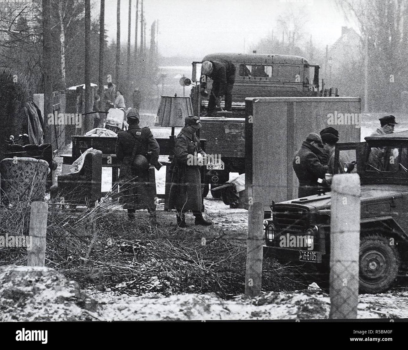 Nouvelle pochette d'information de la zone soviétique à la frontière sud de Westberlin commence le lundi matin. Le 26 février, 1962. Banque D'Images