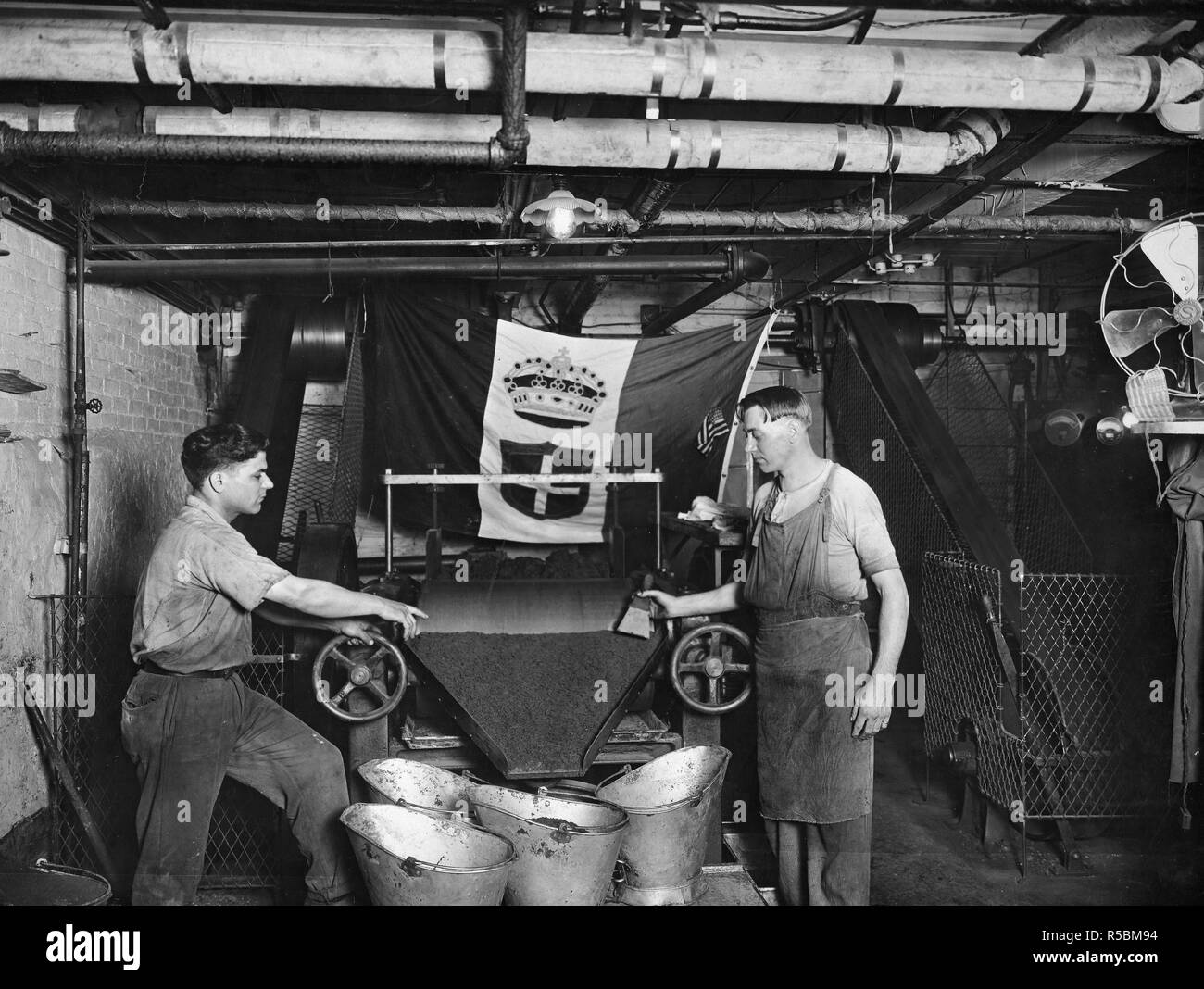 De Guerre - Industries - FABRICATION DE BONBONS DE CHOCOLAT ET DE CACAO POUR LE GOUVERNEMENT ; PIRIKA CHOCOLATE CO., Brooklyn, New York. Le dégrossissage et la finition mill pour le chocolat ca. 1917-1919 Banque D'Images